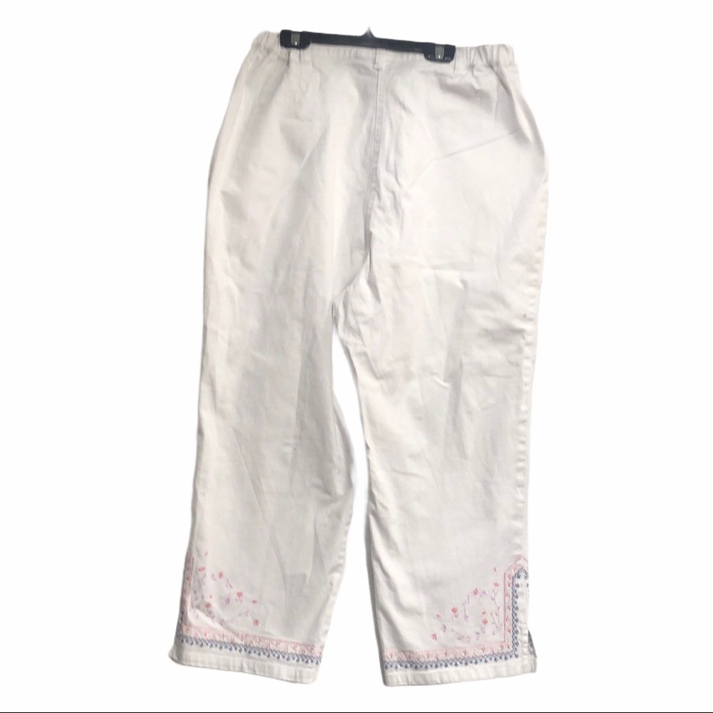 Denim & Co capris in white. With embroidery detail and a cotton blend size large - Picture 3 of 16